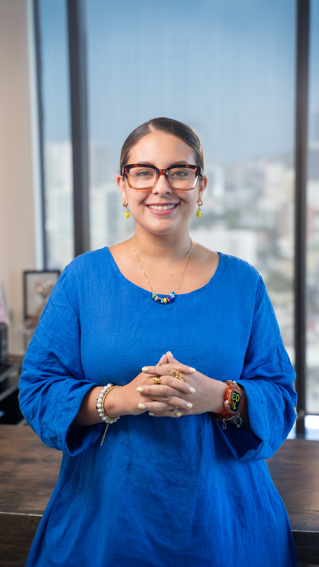 Retrato de la Dra. Carolina Garza, sonriendo y con lentes.