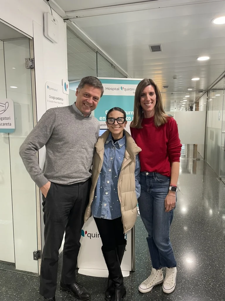 Dra. Carolina Garza junto a la Dra. Montse Arias Blanes y el Dr. Héctor Boix durante su formación en Barcelona.